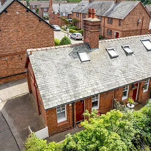 Hidden Gem Hideaway W/ Free Parking , Hough Green United Kingdom